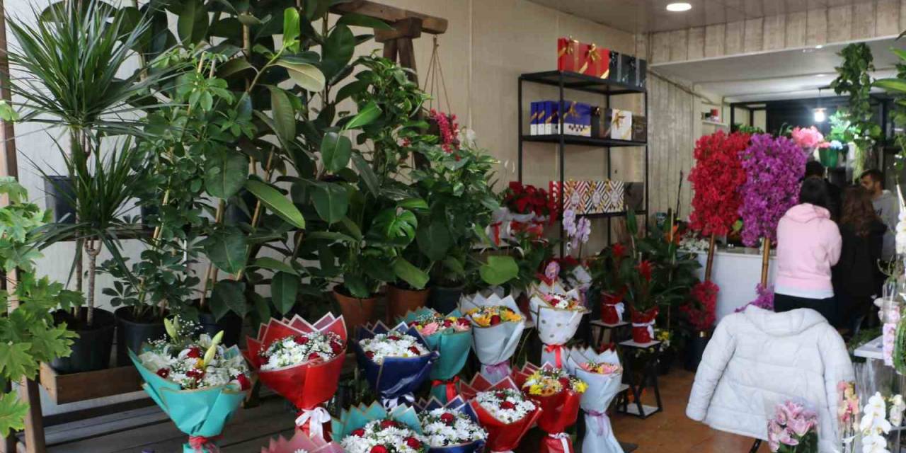 Diyarbakır’da Çiçekçilerde Öğretmenler Günü Yoğunluğu