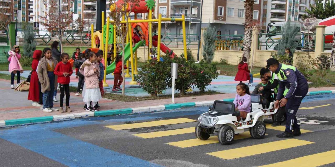 Çocuklar Trafik Kurallarını Eğitim Parkıyla Öğreniyor