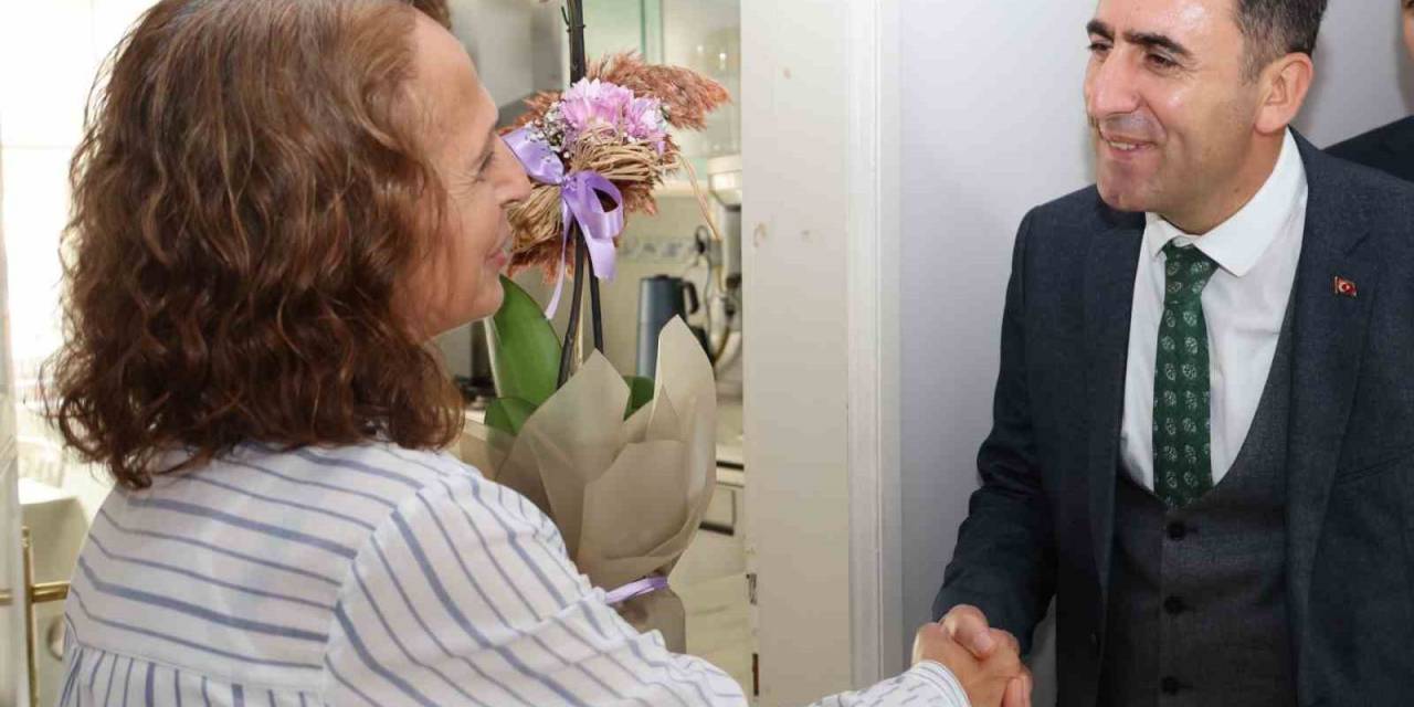 Emekli Öğretmen Çifti Sevindiren Kapı Sesi