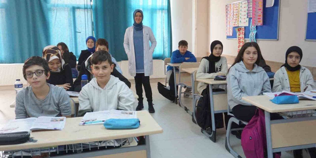 Genç Yaşta Kanseri Yenen Öğretmen Öğrencilerini Geleceğe Hazırlıyor