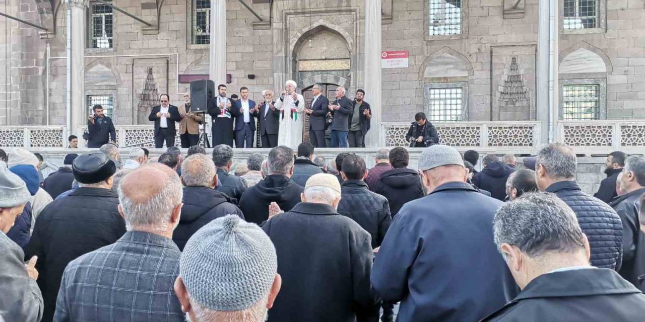 Gazze’de Hayatını Kaybedenler İçin Gıyabi Cenaze Namazı Kılındı