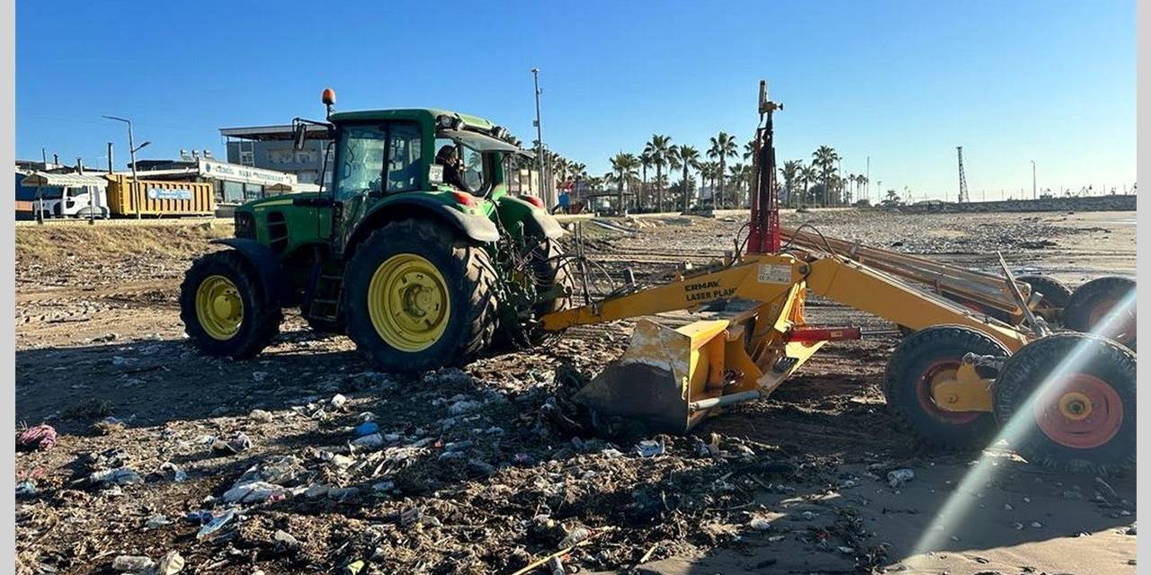 Karaduvar Sahili Denizden Gelen Atıklardan Temizlendi