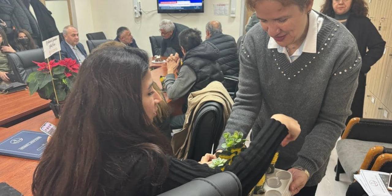 Ak Parti’den Çiçekli Öğretmenler Günü Kutlaması