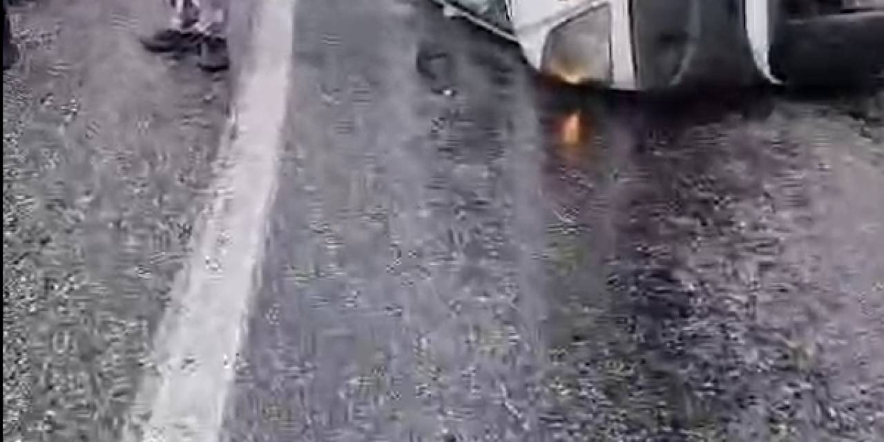 Yalova’da Yolcu Minibüsü, Hafif Ticari Araç Ve Tırla Çarpıştı: 4 Yaralı