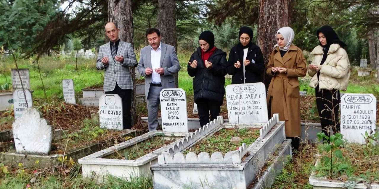 Hisarcık’ta Vefat Eden Öğretmenlerin Mezarları Ziyaret Edildi