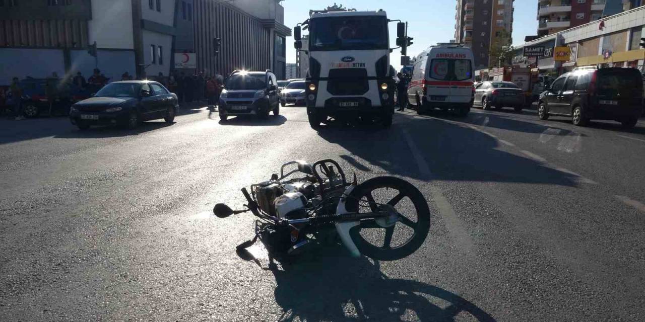Beton Mikserinin Motosikletliyi Ezmesi Anbean Görüntülendi