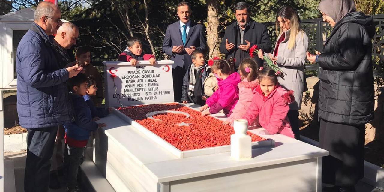Minik Öğrenciler Okullarına İsmi Verilen Şehidi Vefat Yıl Dönümünde Andı