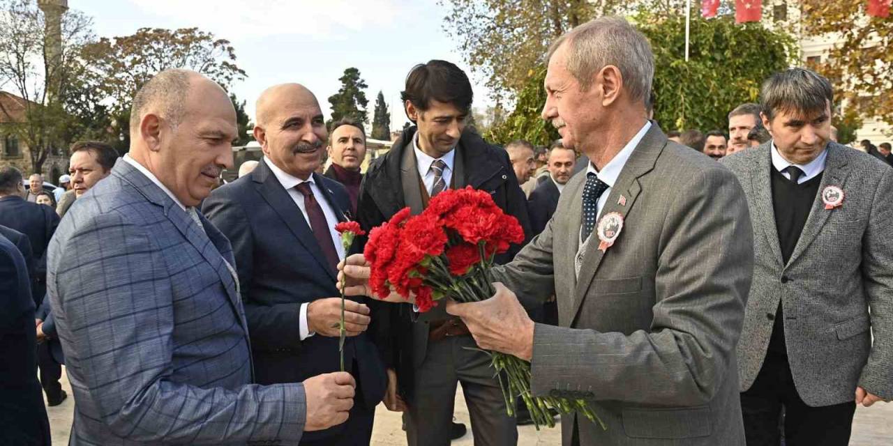Öğretmenlere Karanfil Hediye Etti