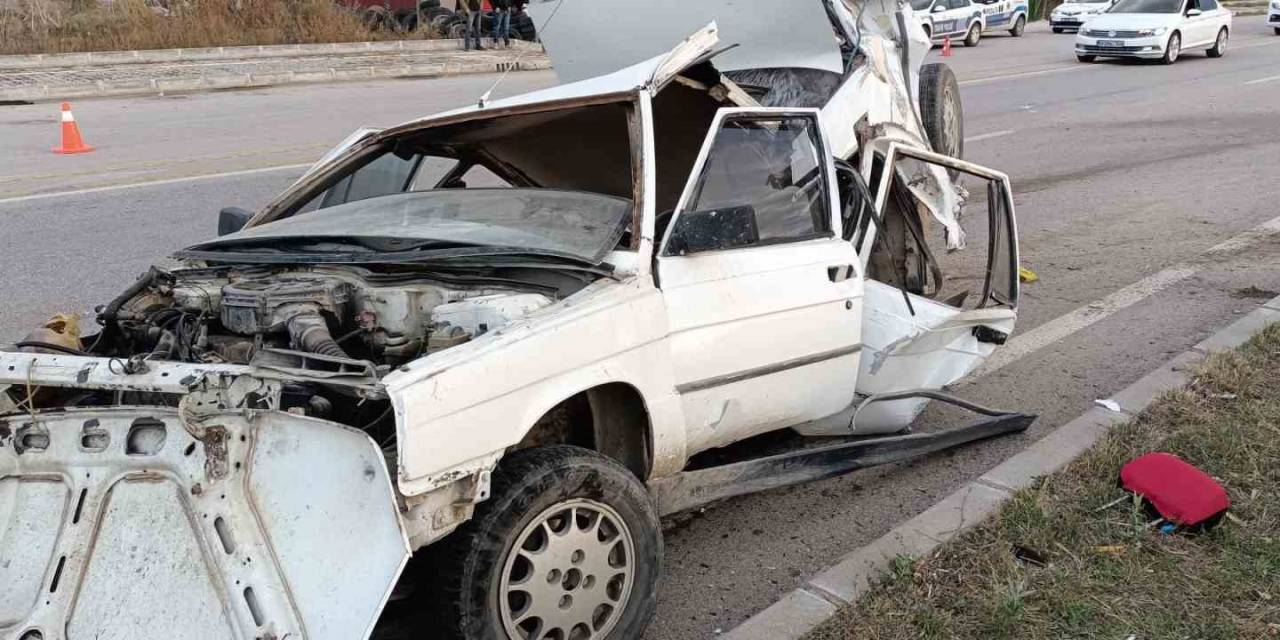Amasya’da Kazada Otomobil Hurdaya Döndü: 2 Yaralı