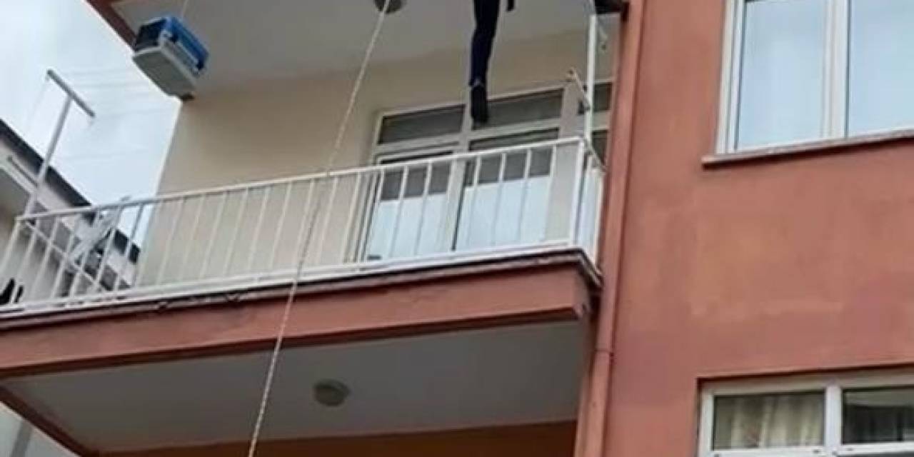 Balkonda Mahsur Kalan Kediyi İtfaiye Ekipleri Kurtardı