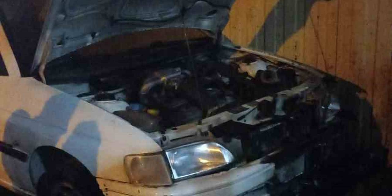 Park Halindeki Otomobilin Motor Kısmı Alev Aldı