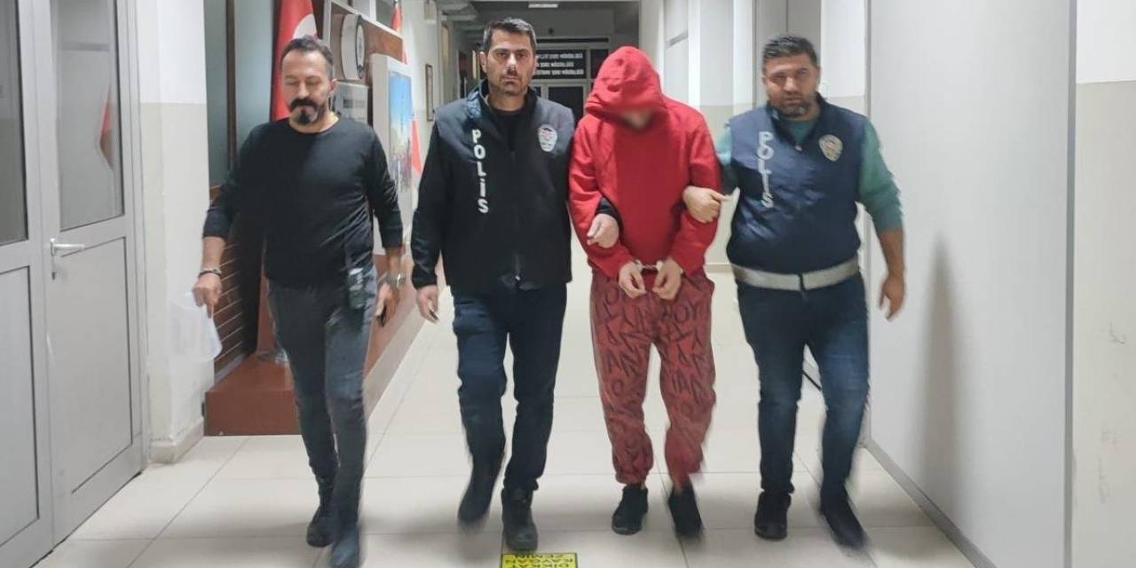 İzmir’de 5 Ayrı Suçtan Aranan Firari, Şok Ekibinden Kaçamadı