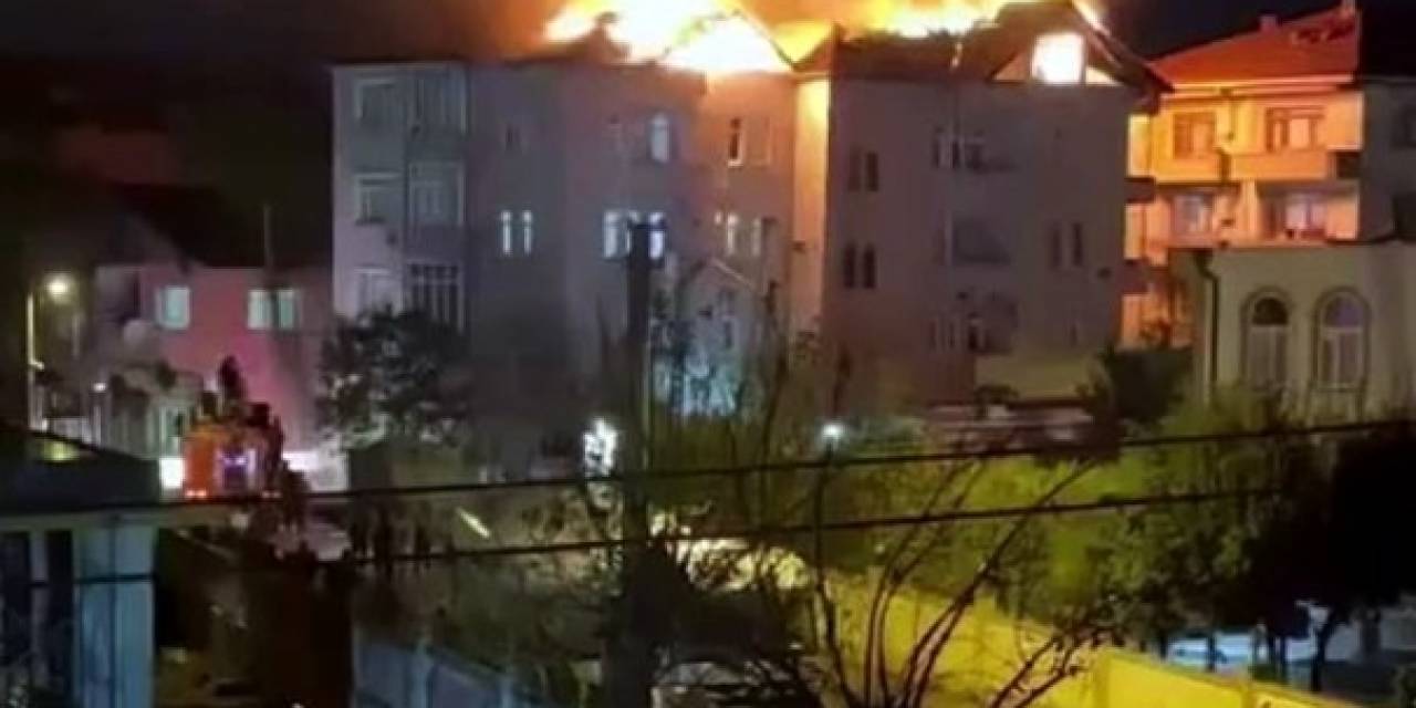 Sakarya’da Çatı Alevlere Teslim Oldu, O Anlar Kamerada