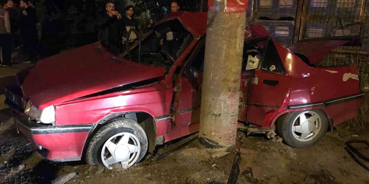 Beton Direğe Çarpan Otomobil Kağıt Gibi Ezildi: 1 Ölü