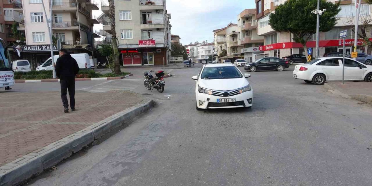 Çarpıştığı Otomobilin Camına Başını Çarpan Motosikletli Ağır Yaralandı