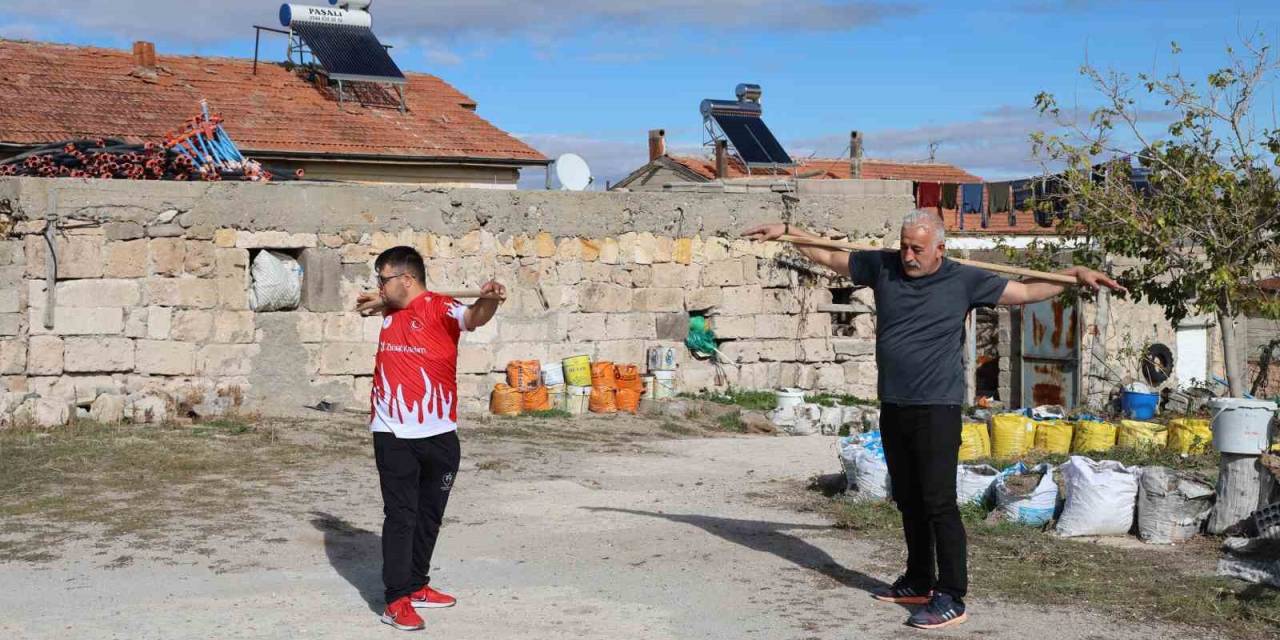 Tarkan Öğretmenin Kürek Sapıyla Çalıştırdığı Ramazan Ciritte Dünya 2.’si Oldu