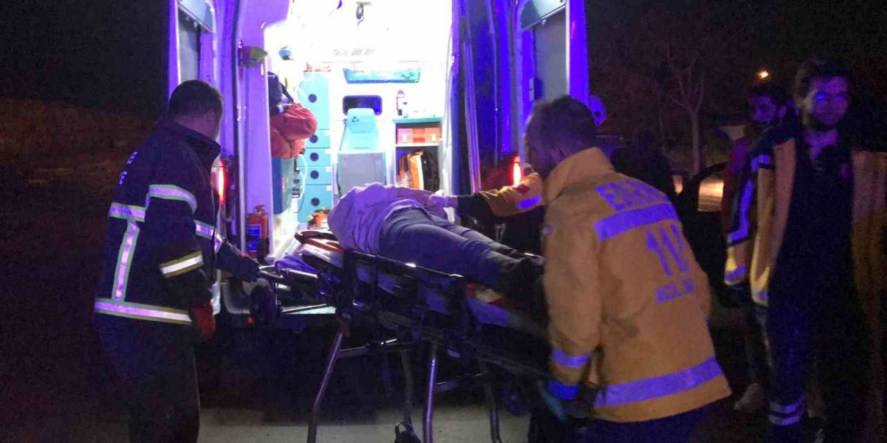 Edirne’de Otomobil Aydınlatma Direğine Çarptı: 2 Yaralı