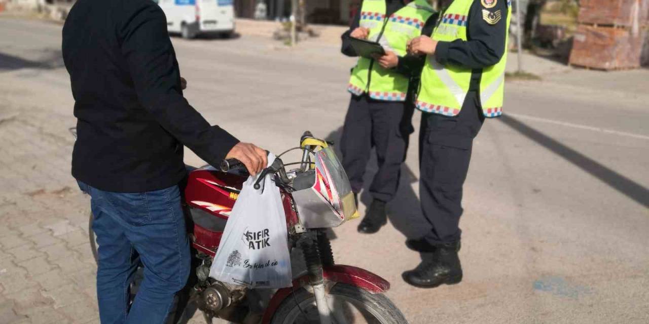 Ehliyetsiz, Plakasız Ve Kasksız Yakalandı, “Görmeyiverin Ne Olacak” Dedi