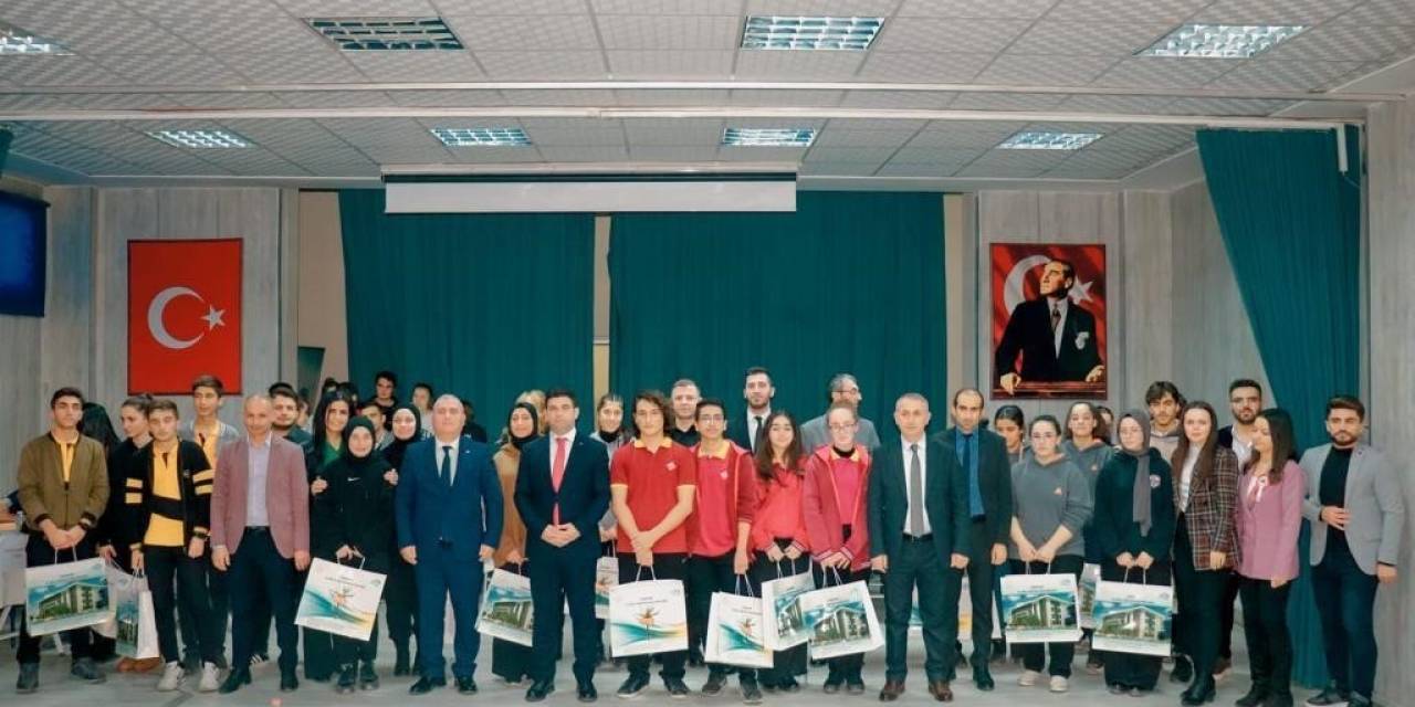 Hakkari’de Lise Ve Ortaokullar Arası Bilgi Yarışması