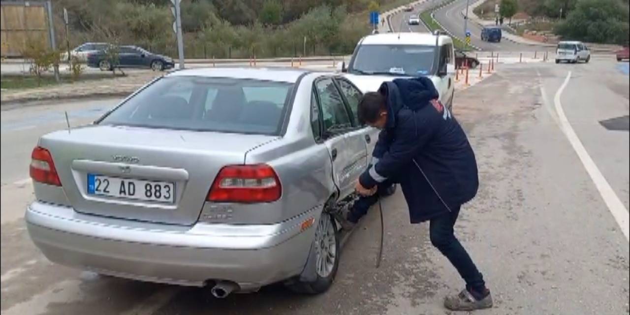 Plakası Çarptığı Otomobilin Arka Tekerleğinde Takılı Kaldı