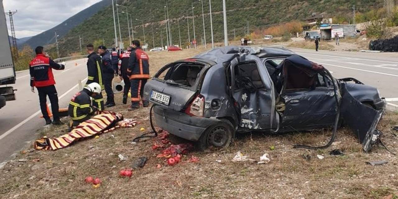 Amasya’da Otomobil Refüjdeki Aydınlatma Direğine Çarptı: 3 Yaralı