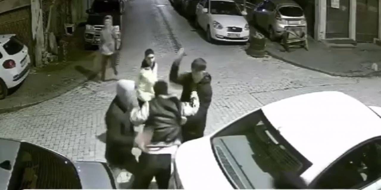 Yolda Yürürken Bir Grubun Saldırısına Uğrayıp Telefonu Gasp Edilen Genç Kamerada