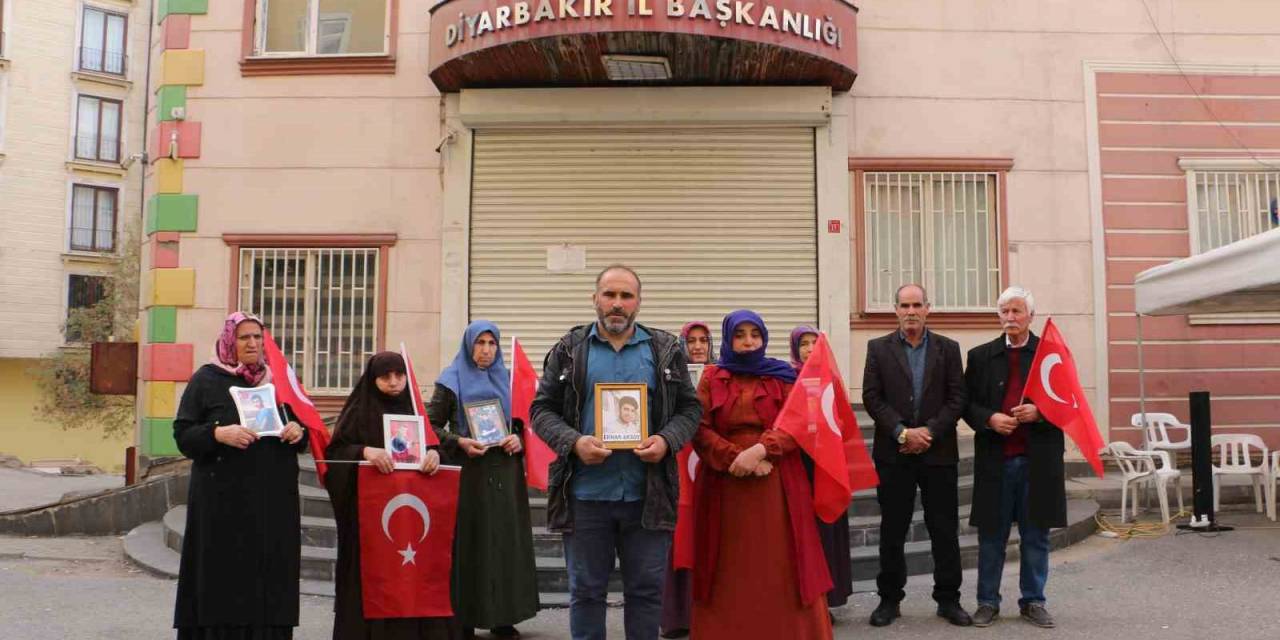 Baba İle Anne Kaçırılan Çocukları İçin Hdp Önünde Evlat Nöbetine Katıldı