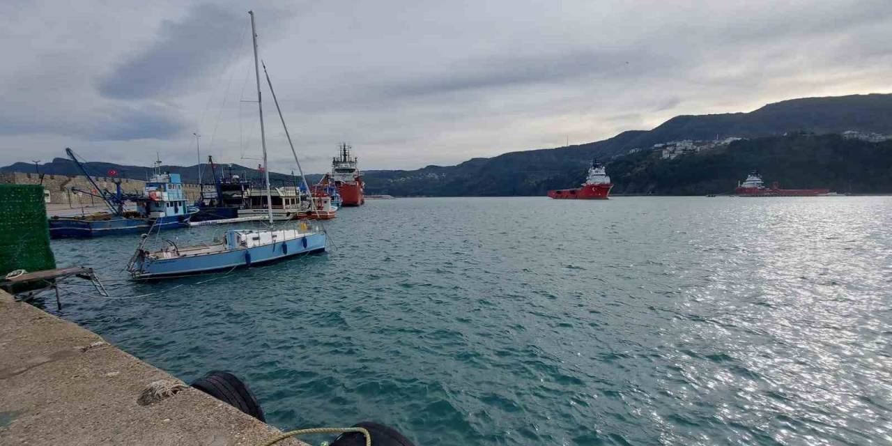 Karadeniz’de Petrol Aramada Görevli Tekneler Amasra Limanı’na Sığındı
