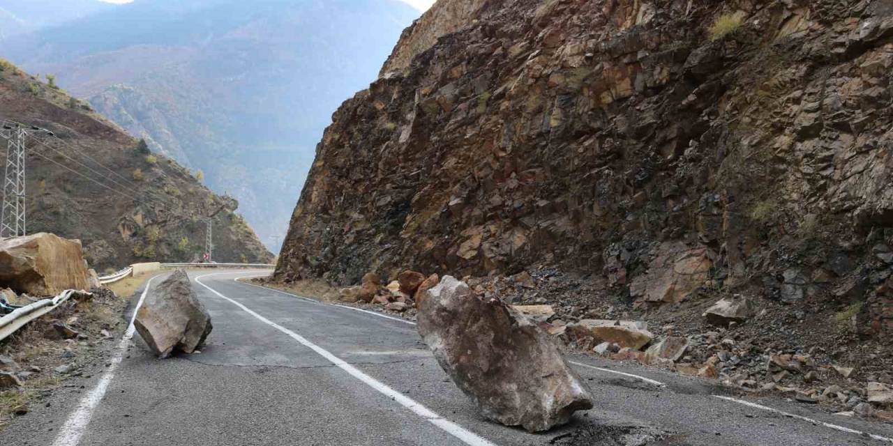Artvin-ardahan Karayolunda Heyelan