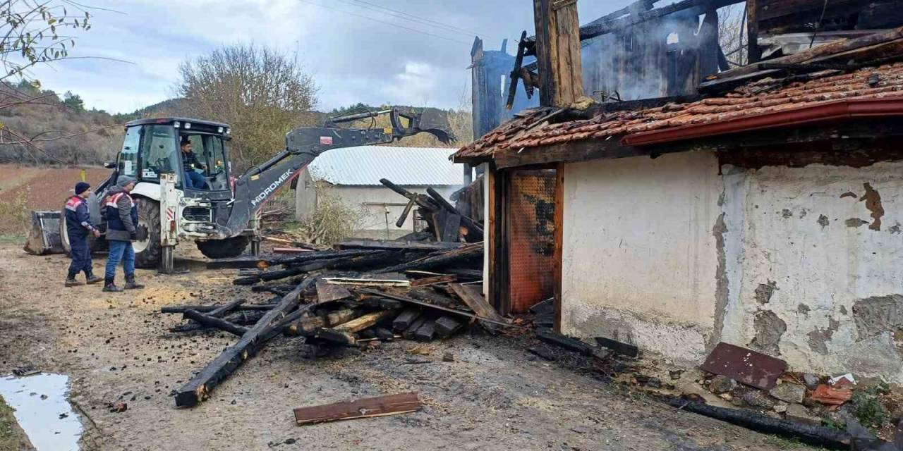 Yangına Uykuda Yakalanan Yaşlı Çiftin Acı Sonu