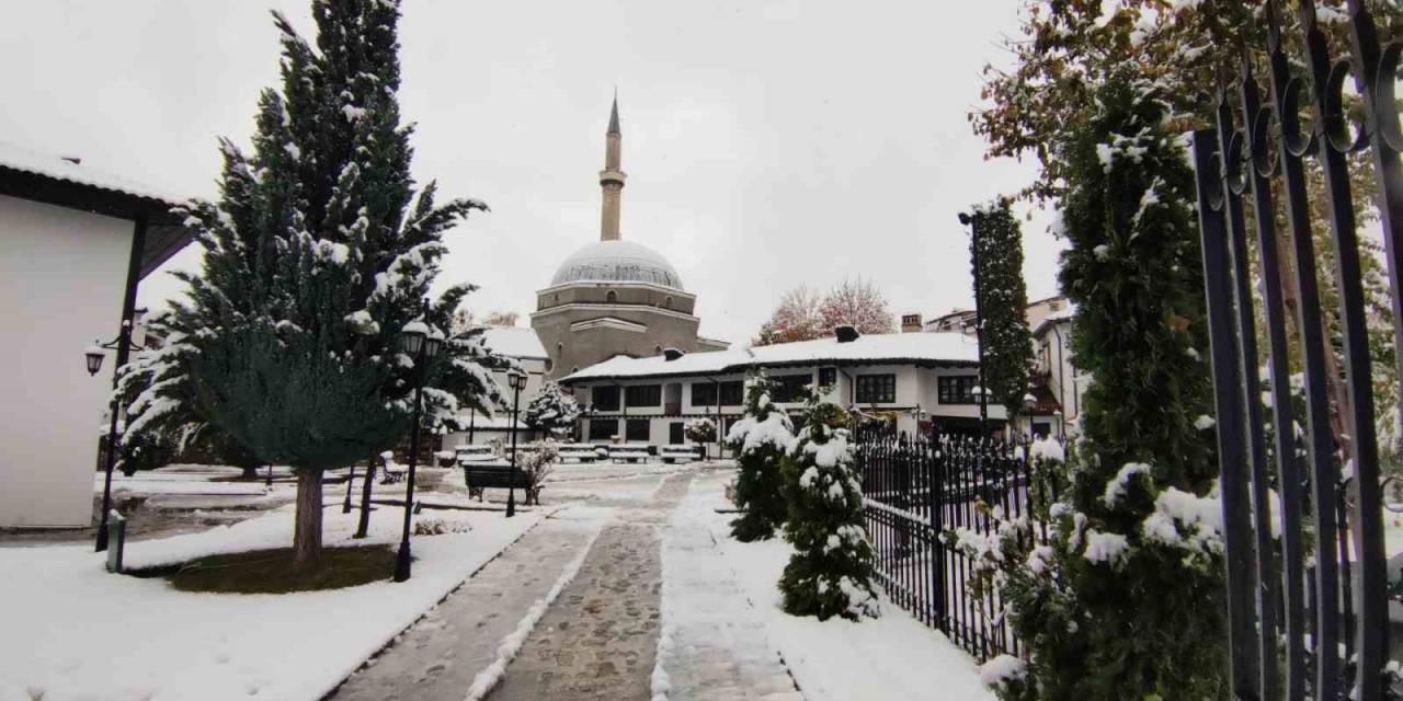 Kosova’da Kar Yağışı Kartpostallık Görüntüler Oluşturdu