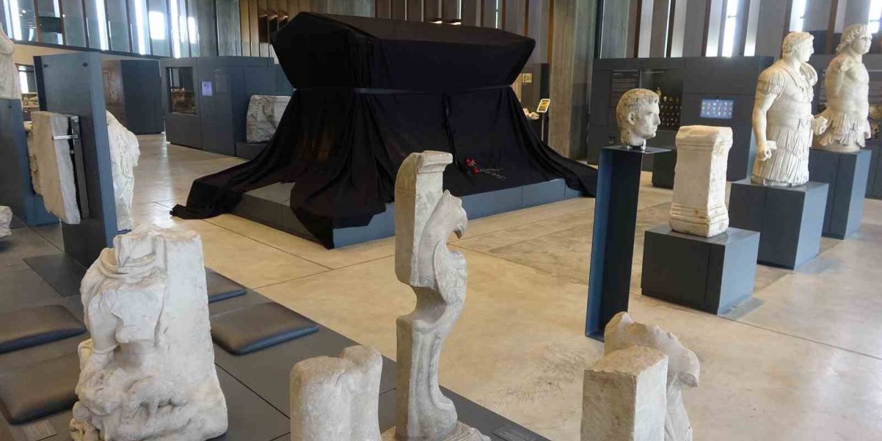 Troya Müzesi’nde Sergilen Polyksena’nın Kurban Edilmesinin Betimlendiği Polyksena Lahti, Siyah Örtüyle Kapatıldı