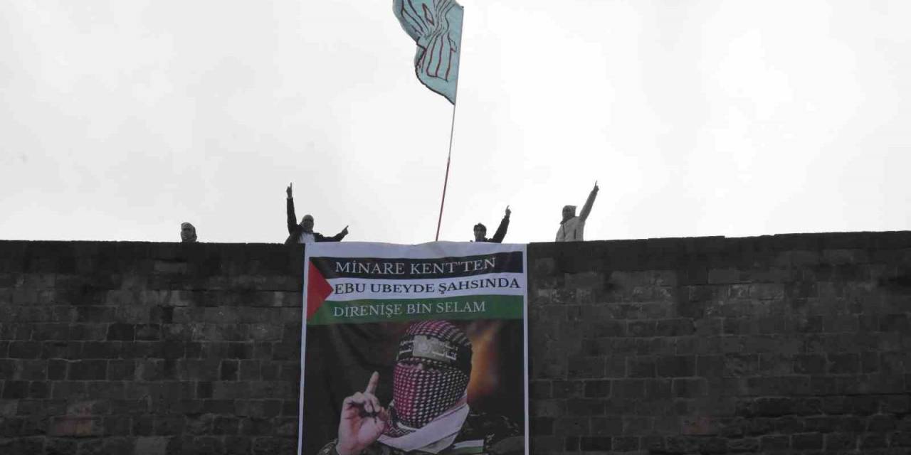 Bitlis Kalesi’ne Kassam Tugayları Sözcüsü Ebu Ubeyde’nin Posteri Asıldı