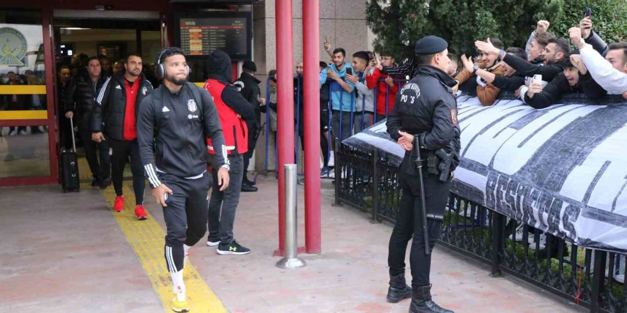 Beşiktaş Kafilesi, Samsun’da Çiçeklerle Karşılandı