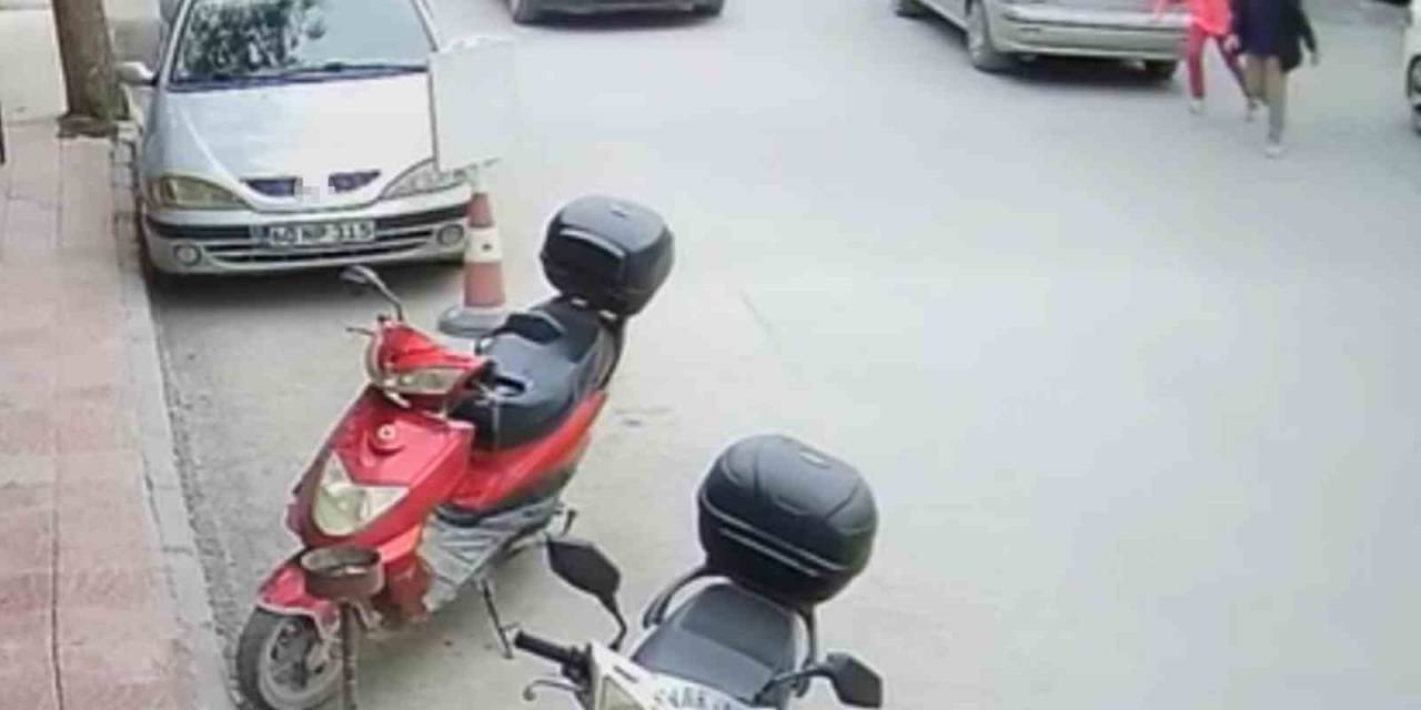 Karşıdan Karşıya Geçerken Ölümden Döndü, O Anlar Kamerada