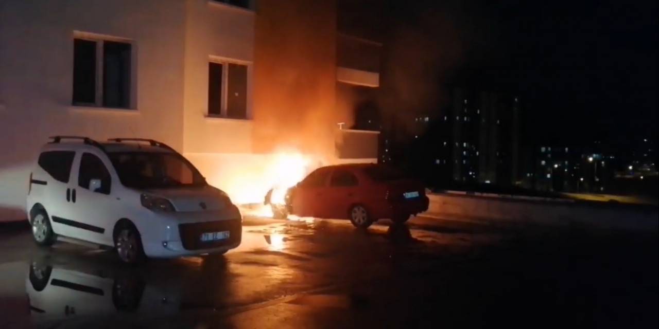 Kırıkkale’de Park Halindeki Otomobil Alev Alev Yandı