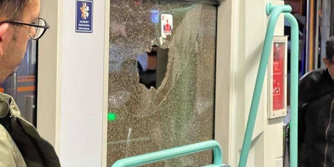 Zeytinburnu’nda Tramvaya Taş Atıldı: Camı Kırılan Tramvay Servis Dışına Alındı