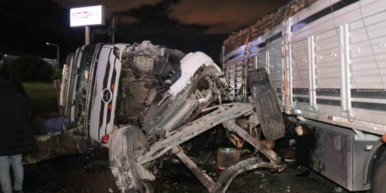 D-650’de Tekeri Patlayan Tır Karşı Şeride Geçti: Faciadan Dönüldü