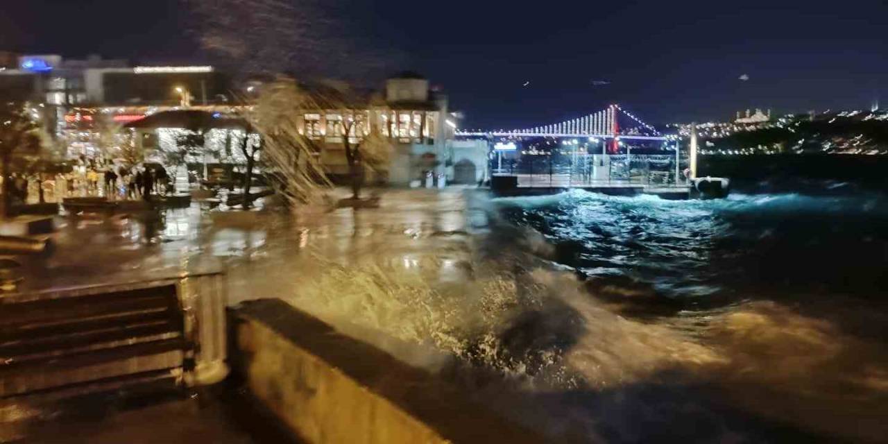 Marmara Denizi’nde Fırtına: Dalgalar 2 3 Metreye Ulaştı, Seferler İptal Edildi