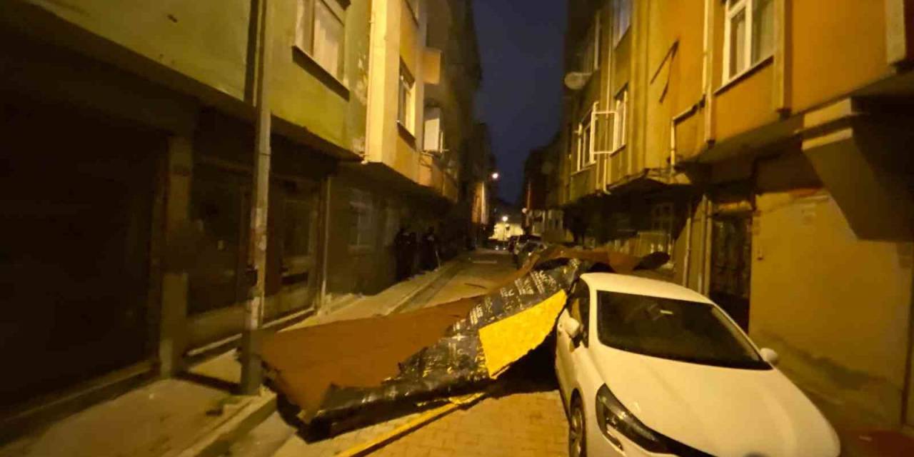 İstanbul’da Fırtına Etkisini Sürdürüyor: Kağıthane’de Bir Binanın Çatısı Uçtu