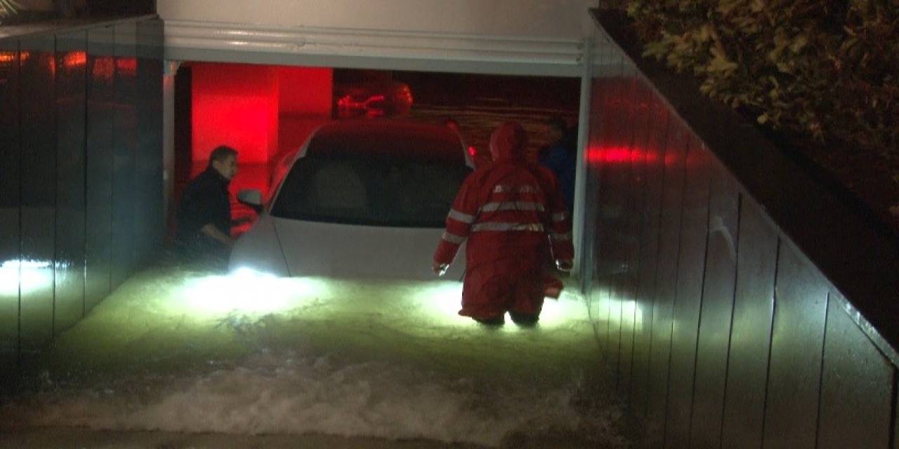 İzmir’de Otoparkı Su Bastı, Lüks Araçlar Sular Altında Kaldı