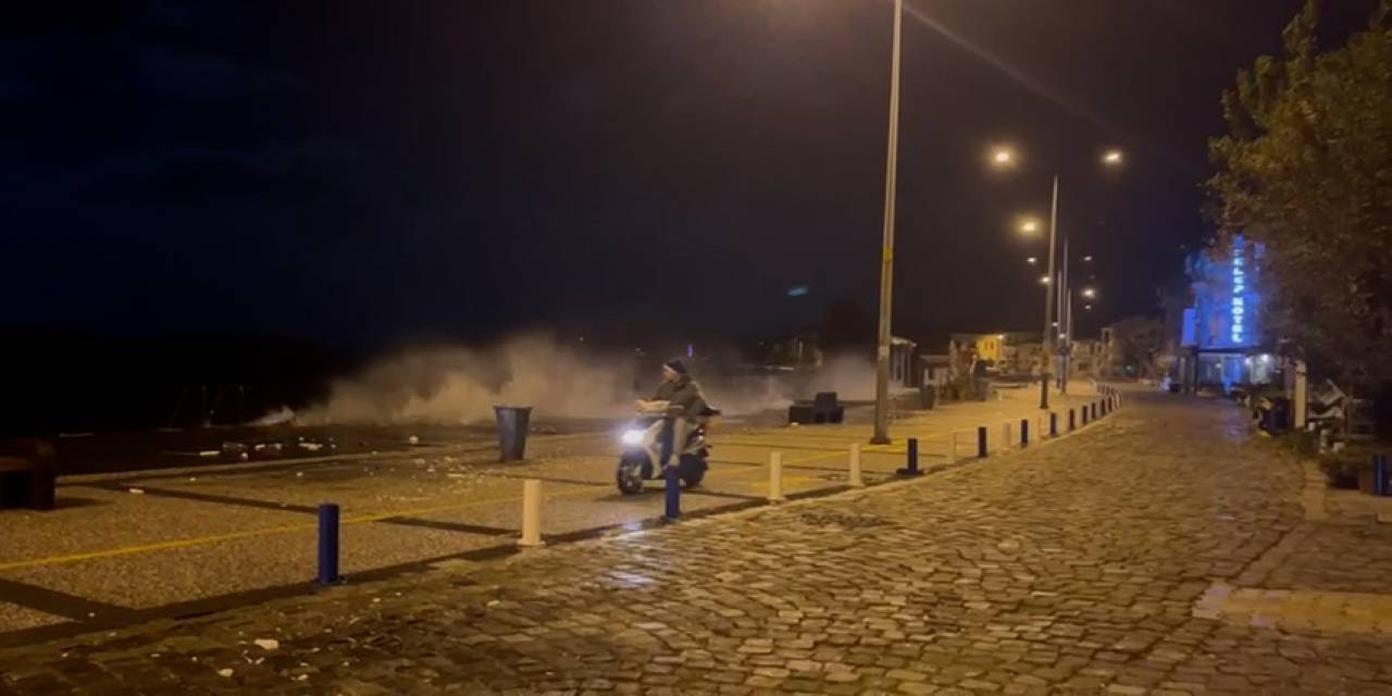 Foça’da Fırtına İskeleyi Yıktı