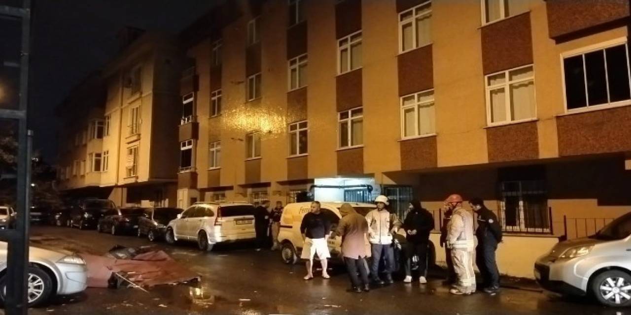 İstanbul’da Fırtınada Uçan Çatı Otomobillerin Üstüne Düştü