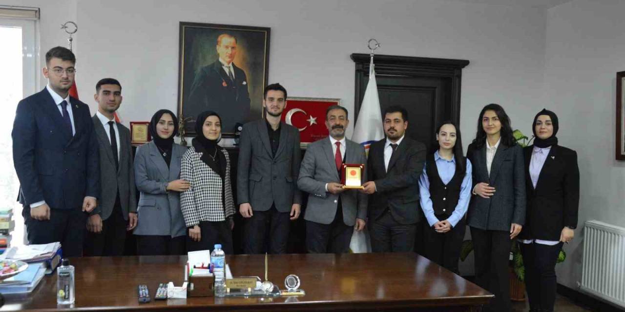 Hukuk Öğrencilerinden Başkan Göğebakan’a Ziyaret