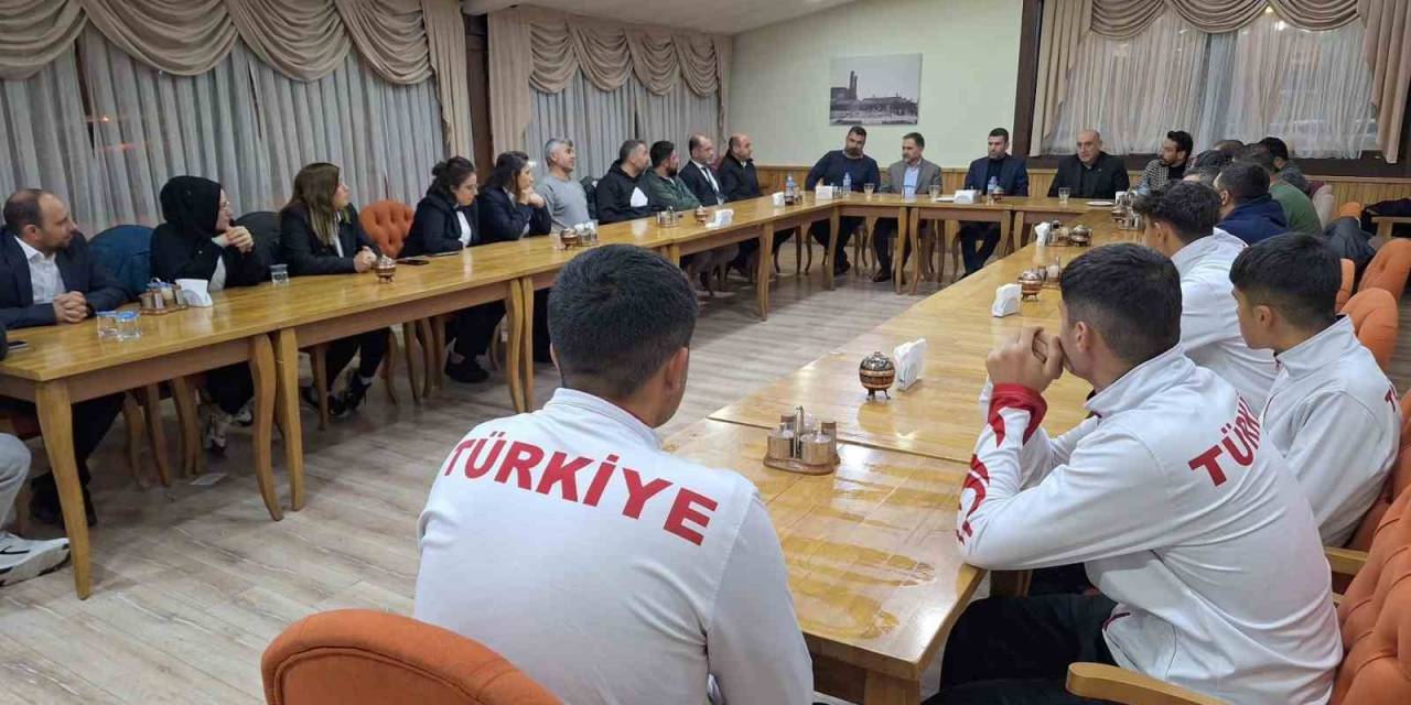 Başkan Uçar Kick Boksçuları Kabul Etti