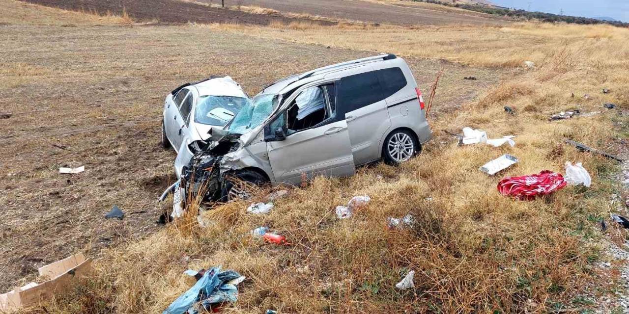Otomobil Önce Tıra Ardından Hafif Ticari Araca Çarptı, 3 Kişi Yaralandı