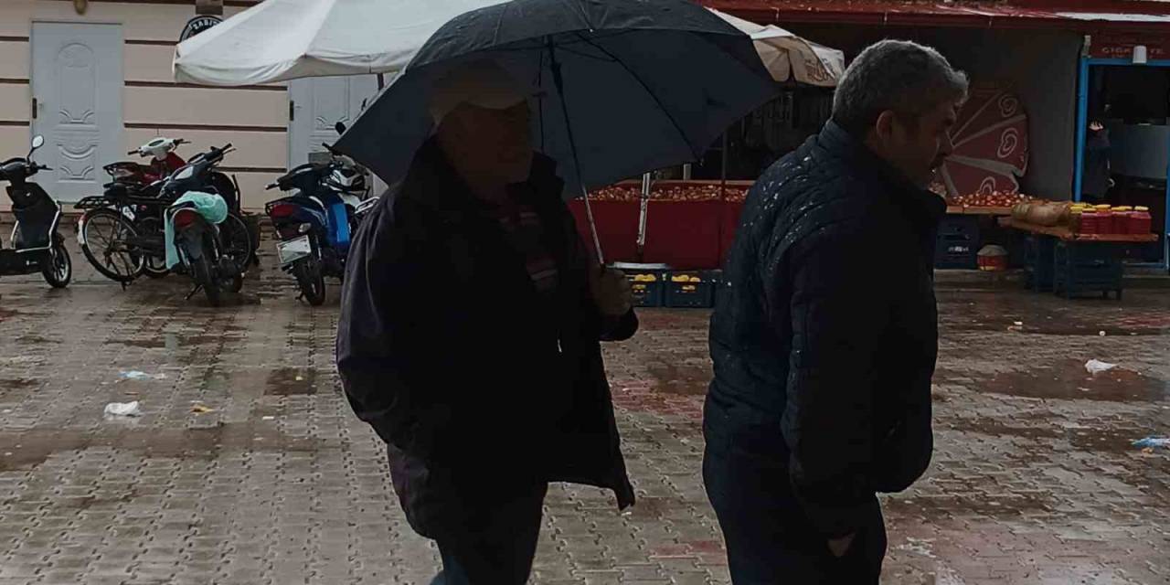 Pazarcı Esnafının Yağmur Ve Şiddetli Rüzgarla İmtihanı