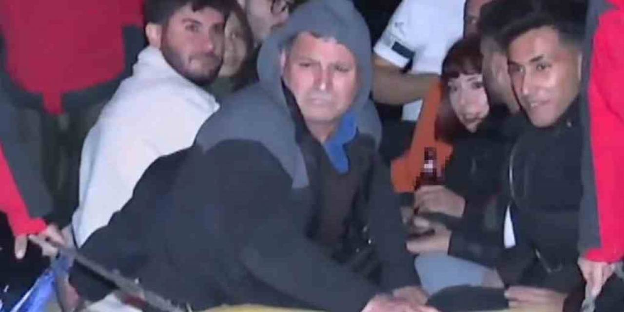 İzmir’de Selde Mahsur Kalan Vatandaşlar Botla Kurtarıldı
