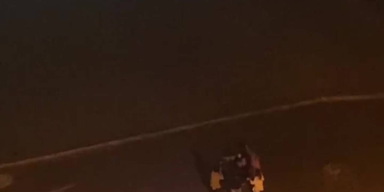 Yağmur Yolları Nehre Çevirdi, Vatandaşlar Şimşek Altında Halay Çekti