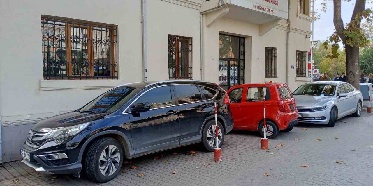 Duyarsız Sürücüler Boş Buldukları Her Alana Araç Park Etti